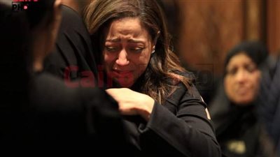 انهيار ريهام عبد الحكيم خلال تلقي واجب العزاء في والدتها.. ووزيرة التضامن أبرز الحضور | بث مباشر