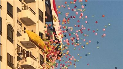 بلالين وفلوس وهدايا كتير.. إلقاء الاف البلالين على الاطفال في الساحات بعد صلاة عيد الأضحى ببورسعيد | صور 