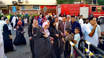 رئيس مدينة الأقصر يوزع شيكولاتة على الأهالي بعد صلاة عيد الأضحى | صور 