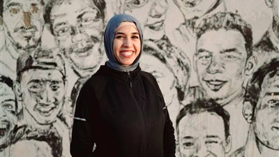 وشوش مصرية على جدارية أسوان.. فتاة تبدع في رسم الوجوه على حوائط المحافظة: ضيَّعوا تعبي خلال 3 سنين │ صور