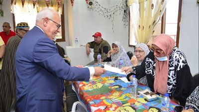 محافظ بورسعيد يزور دار المسنين ويقدم التهنئة بمناسبة عيد الأضحى | صور 