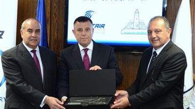  لنقل الرحلات الخارجية.. توقيع بروتوكول تعاون بين جامعة عين شمس ومصر للطيران 