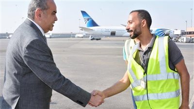 وزير الطيران يتابع حركة التشغيل بمطار القاهرة ويهنئ العاملين والمسافرين بالعيد 