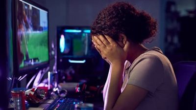 بتستدرج البنات بصورتي وبتطلب صورهم.. شاب يكتشف استغلال صورته في النصب على الفتيات عبر جروبات الزواج