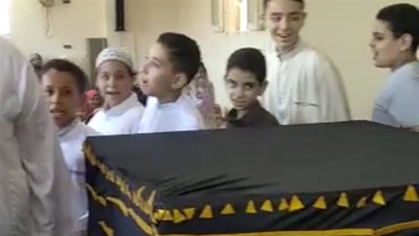 أطفال يطوفون حول