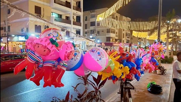 بلالين الفرحة تزين