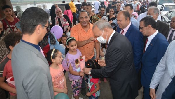 محافظ القليوبية يوزع