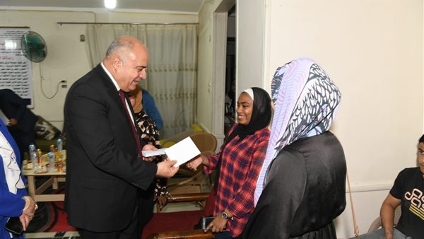 محافظ قنا يوزع العيديات