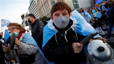 بأواني الطهي الفارغة.. تظاهرات في الأرجنتين بسبب الأوضاع الاقتصادية الصعبة |فيديو 