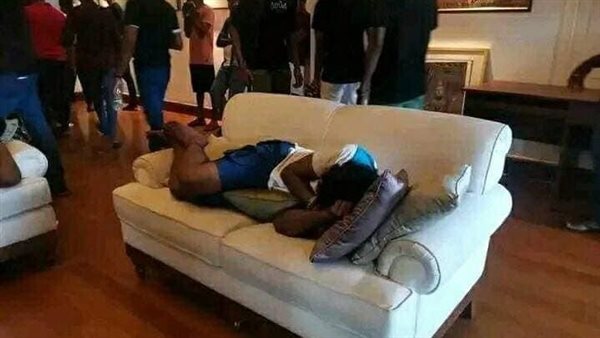 متظاهرون في قصر رئيس