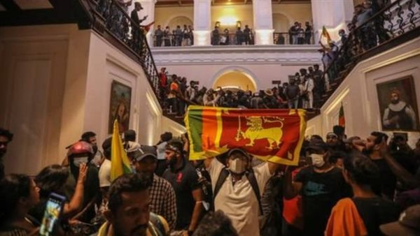 محتجون في قصر الحكم