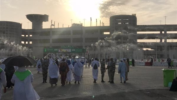 الحجاج يواصلون رمي