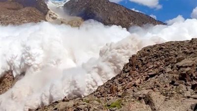 سائح يسجل لحظة انهيار جليدي لأحد الجبال بـ قيرغيزستان ويمر من فوقه | فيديو