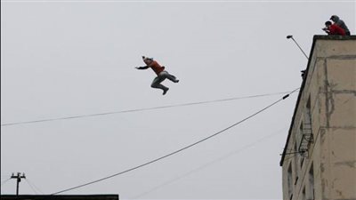 مصرع شخص سقط من أعلى منزله خلال فك تندة حديدية في الدقهلية