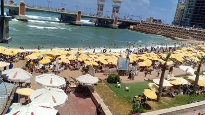 لليوم الثاني.. شواطئ الإسكندرية ترفع الرايات الصفراء للتحذير من الأمواج المرتفعة