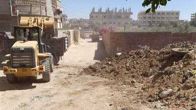 رفع 300 طن من مخلفات مبان وقمامة متروكة منذ سنوات بالعريش | صور