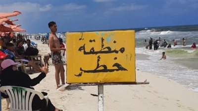 بسبب ارتفاع الأمواج.. شواطئ العجمي ترفع الرايات الحمراء وتمنع نزول المصطافين إلى المياه | بث مباشر 