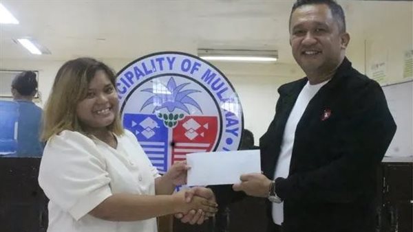 العمدة الفلبيني وموظفة