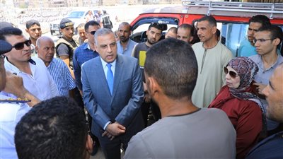 محافظ سوهاج يتابع انتظام العمل بمواقف سيارات الأجرة والسرفيس | صور