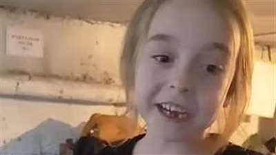 كانت تُرفه عن المختبئين.. طفلة أوكرانية تغني في ملجأ كييف تُبكي منصات السوشيال ميديا 