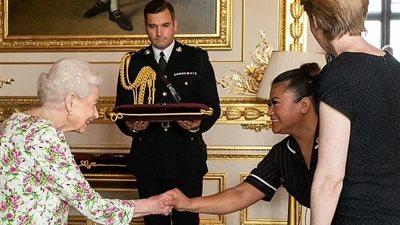 الملكة إليزابيث تُكرّم أول ممرضة في العالم طعَّمت المواطنين بلقاح كورونا وتمازحها: أنتي لسه عايشة؟