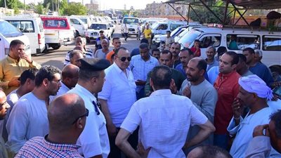 سكرتير عام الأقصر يجري جولة تفقدية بعدد من المواقف لمتابعة التزام السائقين بالتعريفة الجديدة