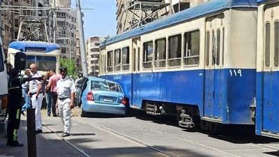 إصابة قائد سيارة ملاكي في تصادم مع الترام بشرق الإسكندرية |صور