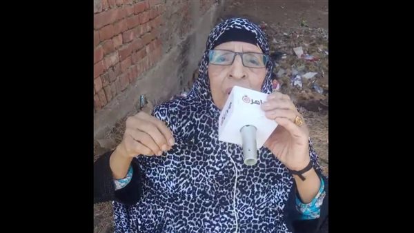 سيدة تستغيث من ابنها