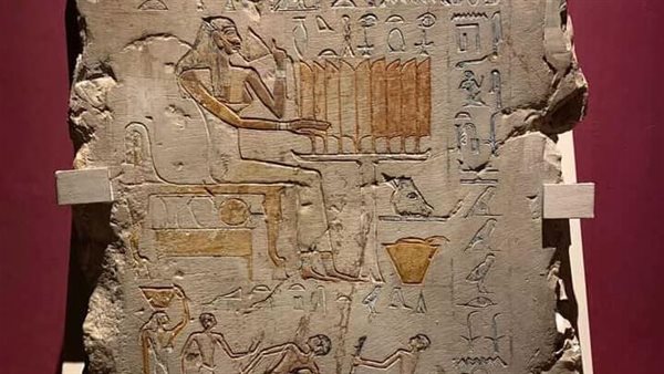  قطعة أثرية عليها