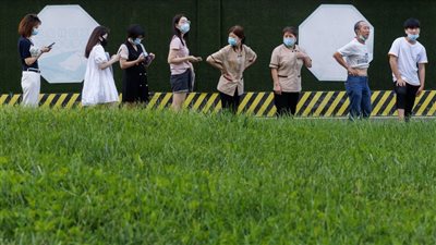 ارتداء العائدين من السفر إلى بكين أساور لمراقبة كورونا يثير انتقادات لاذعة 