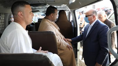 محافظ القاهرة يتابع التزام السائقين بالتعريفة الجديدة في موقف أقاليم المرج| صور 