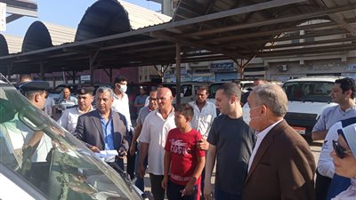 محافظ كفر الشيخ يضبط سيارتين مخالفتين إحداهما يقودها طفل 