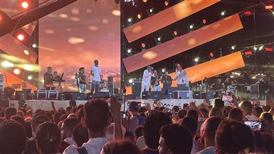 بلاك تيما يحيّون الكينج في حفل إسكندرية: الكبير كبير يا محمد يا منير