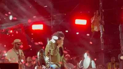 محمد منير في حفله بسيدي جابر بعد غياب 10 سنوات: شكرًا لأهل إسكندرية.. الساحل الشمالي أخدنا شوية