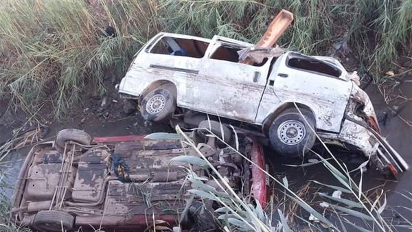 انقلاب سيارتين بإحدى