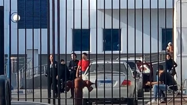 أهل الطفل أمام مشرحة