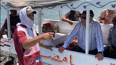 خلال جولة بمركب.. محافظ بورسعيد يتابع أعمال تطوير بحيرة المنزلة | صور