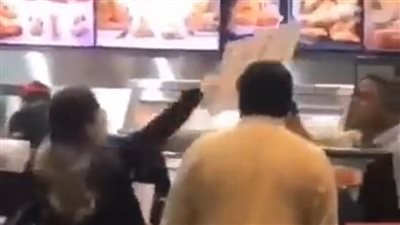 كويتية تهين مصريًا بكنتاكي بألفاظ خارجة.. ومغردون خليجيون: لا تمثل أخلاقنا وتحية لأدبه | فيديو