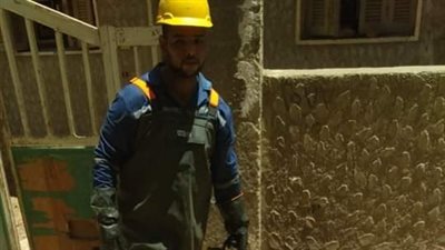 تحت لهيب الشمس.. عمال الفيوم يطهرون شبكات الصرف الصحي لمنع الانسدادات | صور