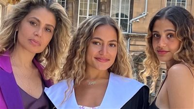 في غياب الهضبة.. كنزي عمرو دياب تحتفل بتخرجها من إحدى جامعات إنجلترا مع والدتها