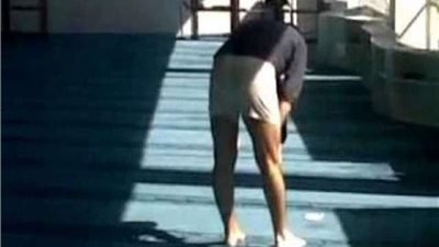 ما حكم الصلاة بالشورت أو القميص القصير؟.. داعية إسلامي يجيب