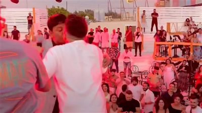 عمر كمال عن قبلته في فم عبد الباسط حمودة: حركة عفوية جدًا وكان قصدي تبقى على رأسه 