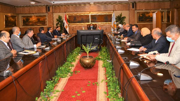 محافظ الغربية يناقش