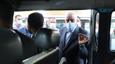 محافظ الجيزة: سحب تراخيص 30 سيارة لعدم الالتزام بتعريفة الركوب الجديدة