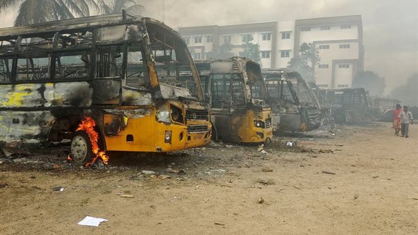 حرق الحافلات بالهند
