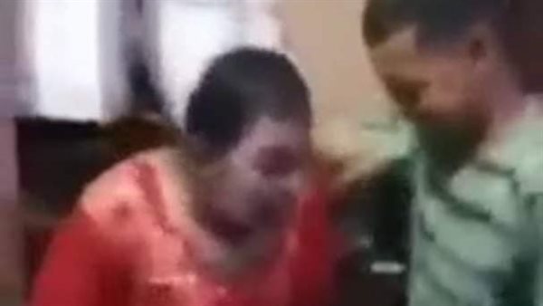 سائق يجبر شاب على