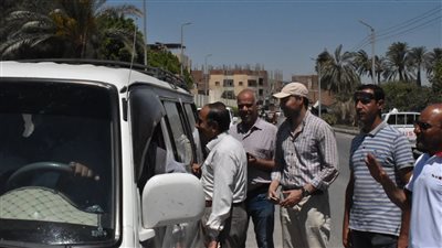 نائب محافظ الفيوم يتفقد مواقف سيارات طامية وسنورس لمتابعة التزام السائقين بالتعريفة الجديدة للمواصلات