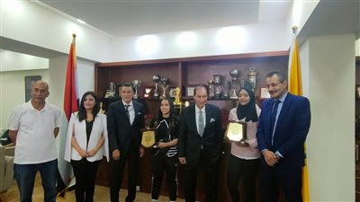 الكومي يكرم نعمة السعيد وآية سويلم ويسلمهما درع النادي الإسماعيلي