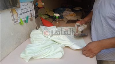 إحياءً لتراث المكواة الحديدية.. عم محمد مكوجي بمطروح: أفضل وسيلة لتطهير وتعقيم الملابس