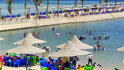 بدء توافد المصطافين على شواطئ الغردقة هربًا من ارتفاع درجات الحرارة | بث مباشر